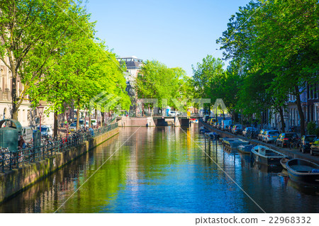 Beautiful canal in the old city of Amsterdam Beautiful canal in the old city of Amsterdam 22968332