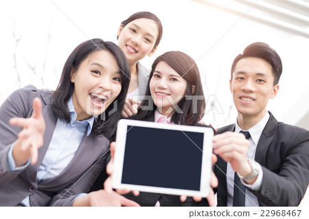 Business people team show screen 22968467