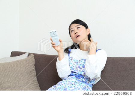 調節空調溫度的女人 22969868