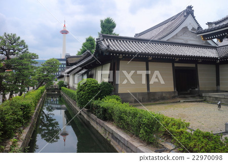 Higashi Honganji and Kyoto Tower 22970098