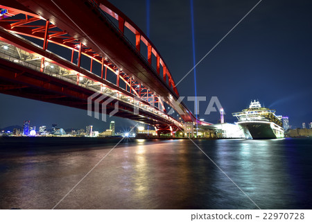 Diamond Princess and Kobe Bridge 22970728