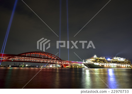 Diamond Princess and Kobe Bridge 22970733
