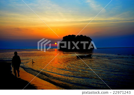 Walk early in the morning while watching Motojima floating in Noto Peninsula, Suizu and morning glow (3) 22971243