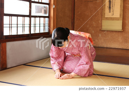 佩帶弓的和服的一名婦女 22971937