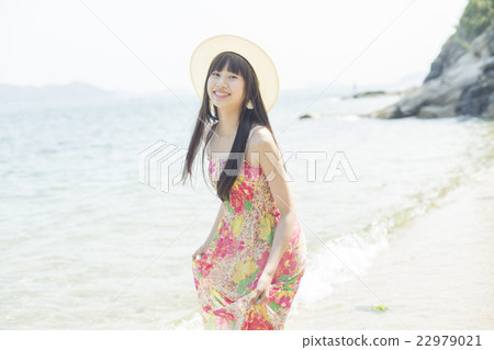 一個女人享受海灘 22979021