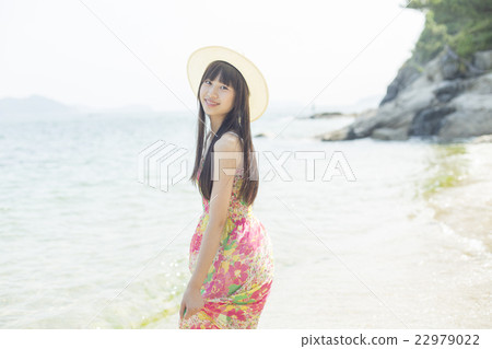 一個女人享受海灘 22979022