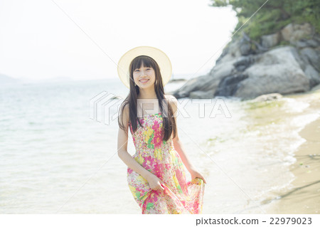 一個女人享受海灘 22979023