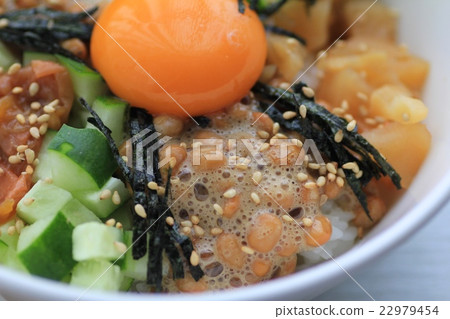 納豆蓋飯，配料豐富，是家常菜 22979454