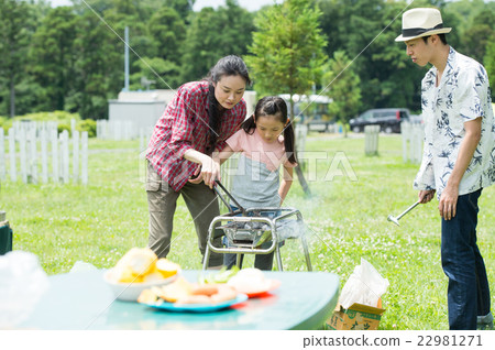 Family barbecuing 22981271