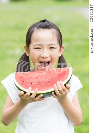A girl who eats a watermelon 22981317