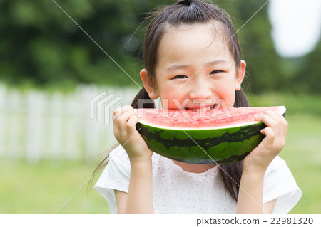 A girl who eats a watermelon 22981320
