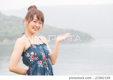 擺在海的婦女 擺在海的婦女 22982189