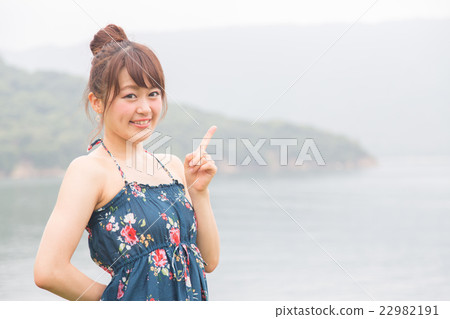擺在海的婦女 22982191