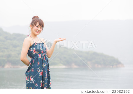 擺在海的婦女 22982192