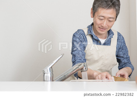 一個男人在做家務 一個男人在做家務 22982382