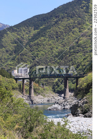 Passenger train crossing the "Yoshinogawa second bridge" of the Yoshinogawa "Obokekyo" Miyoshi shi Tokushima prefecture Passenger train crossing the "Yoshinogawa second bridge" of the Yoshinogawa "Obokekyo" Miyoshi shi Tokushima prefecture 22982559