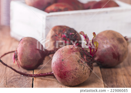 Fresh organic red beets  22986085