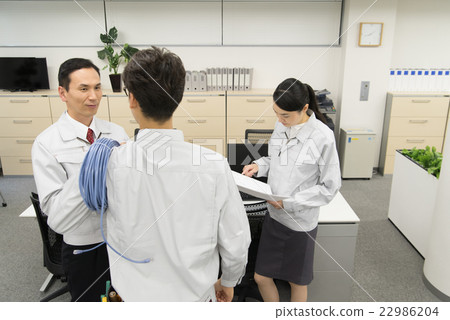 A communication technician who consults by looking at the drawing 22986204