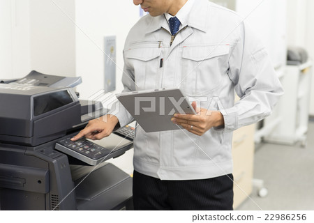 檢查復印機的工人 22986256