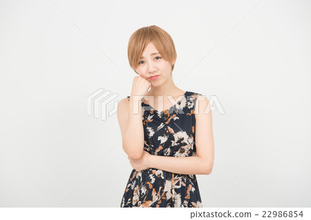 Short hair woman blonde blonde 22986854