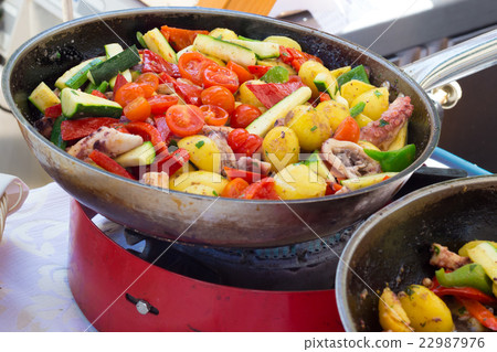 Cheff cooking on outdoor street food festival. 22987976