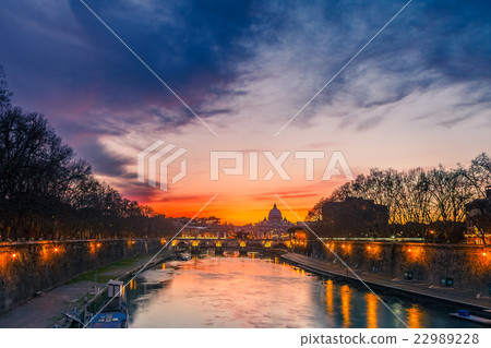 St. Peter's cathedral at night, Rome 22989228