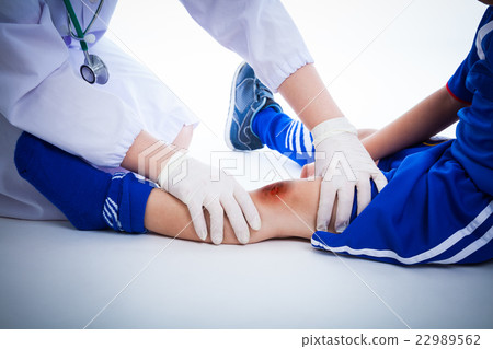 Soccer player's knee with a bruise 22989562