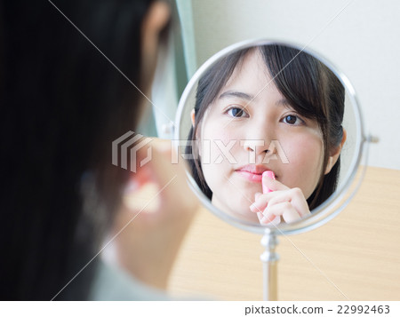 應用潤唇膏的女孩高中學生 22992463