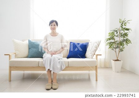 Middle-aged female Middle-aged female 22993741