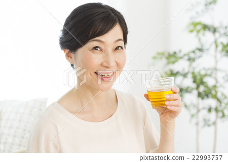 Middle-aged female Middle-aged female 22993757