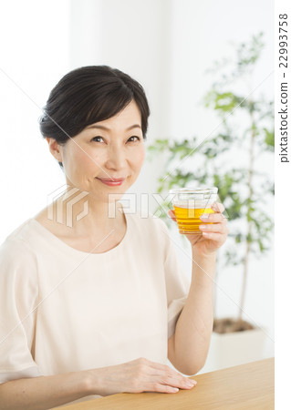 Middle-aged female Middle-aged female 22993758