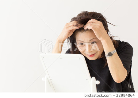 髪を気にする女性 22994864