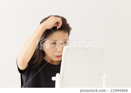 髪を気にする女性 22994866