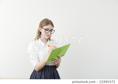 有筆記和筆的外國婦女 有筆記和筆的外國婦女 22995472