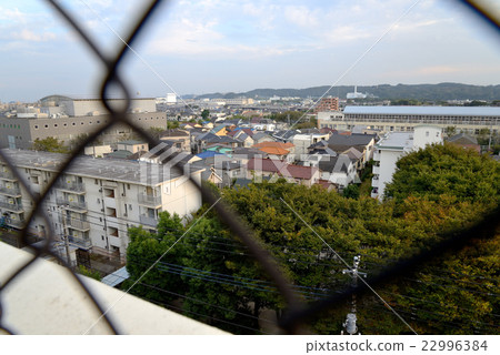 俯瞰柵欄上方的住宅區 俯瞰柵欄上方的住宅區 22996384