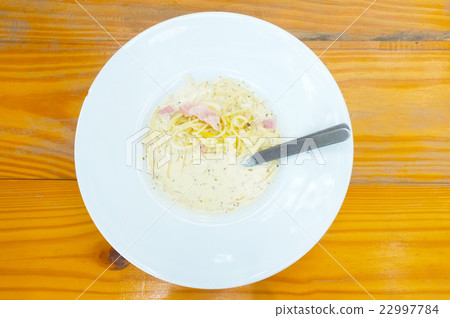 Spaghetti Bolognese with white cream sauce and ham Spaghetti Bolognese with white cream sauce and ham 22997784