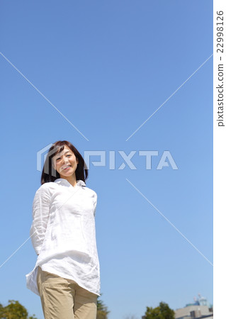 中間女性天空 22998126