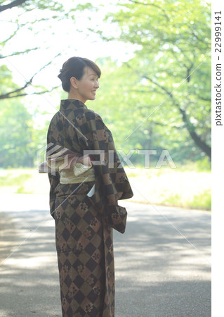 穿著遮陽傘的和服的一名婦女 穿著遮陽傘的和服的一名婦女 22999141