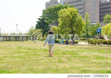 A boy running in the park 22999258