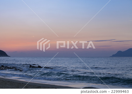 Nagakata Nakaka Beach of Yakushima that will celebrate the dawn 22999463