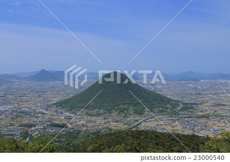 Sanuki (Marugame) Plain and Sanuki Fuji (Iino Mountain), Sakaide JCT is visible on the lower right 23000540