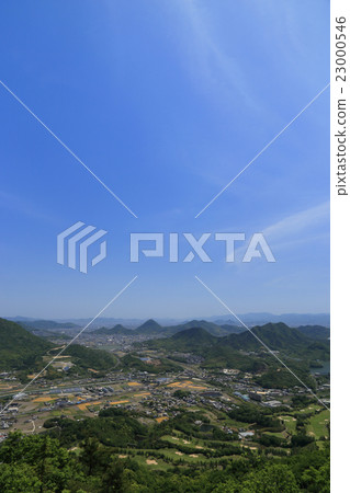 幾乎是香川縣的中間。從右邊的府中湖和府中大壩,贊岐國福遺址,遠高松市和綾江對面的五色桌子。 幾乎是香川縣的中間。從右邊的府中湖和府中大壩,贊岐國福遺址,遠高松市和綾江對面的五色桌子。 23000546