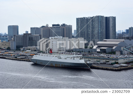 一艘大型貨船停泊在東京港的品川碼頭 23002709