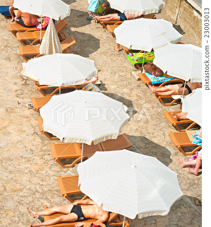 Sunbath in a beach 23003013