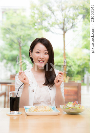 Lunch female photography cooperation: TENOHA DAIKANYAMA 23003143