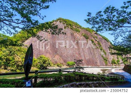 新鮮的綠色令人眼花繚亂的老河的巨型獨石 23004752