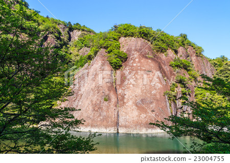 新鮮的綠色令人眼花繚亂的老河的巨型獨石 新鮮的綠色令人眼花繚亂的老河的巨型獨石 23004755