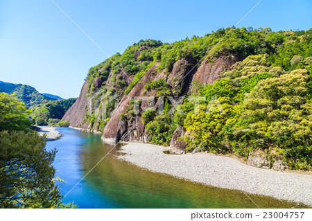 新鮮的綠色令人眼花繚亂的老河的巨型獨石 23004757