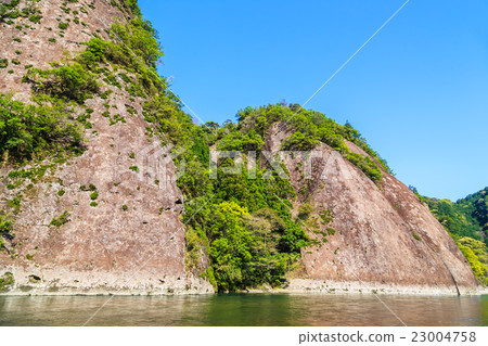 新鮮的綠色令人眼花繚亂的老河的巨型獨石 新鮮的綠色令人眼花繚亂的老河的巨型獨石 23004758