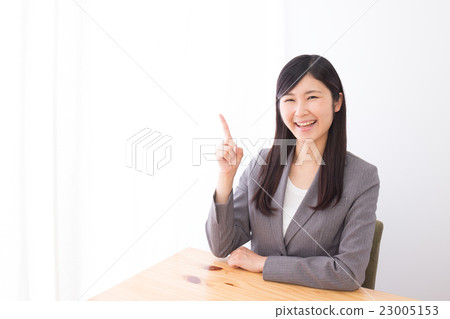 有手指微笑的一名婦女 23005153